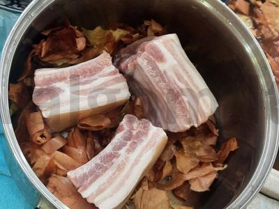 Kiaulienos krūtinėlė svogūnų lukštuose Žingsnis 3