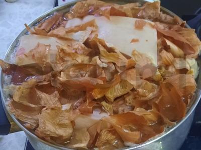 Kiaulienos krūtinėlė svogūnų lukštuose Žingsnis 4