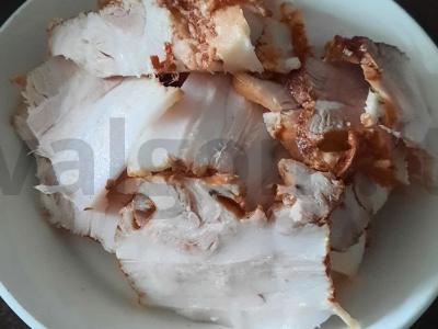 Kiaulienos krūtinėlė svogūnų lukštuose pagrindine nuotrauka