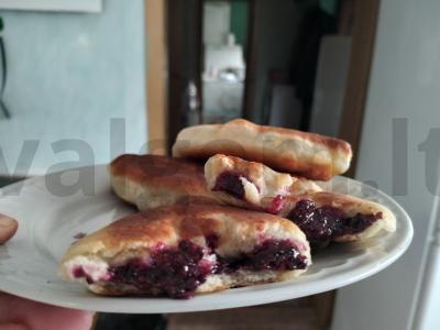 Kepti pyragėliai su uogiene pagrindine nuotrauka