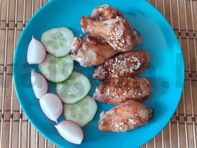 Traškūs sparneliai terijaki padaže su česnaku pipirais pagrindine nuotrauka