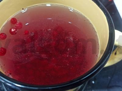 Gėrimas iš raudonųjų serbentų ir kondensuoto pieno Žingsnis 2