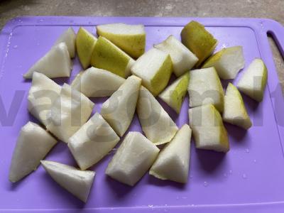 Salotos su krevetėmis, kriauše ir sūriu Žingsnis 1