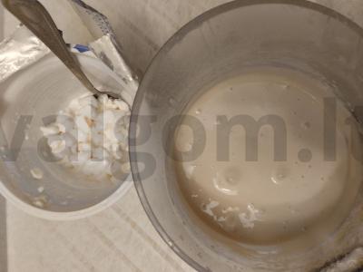 Skaniausi blynai iš rauginto pieno su varškės grūdeliais Žingsnis 1