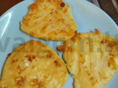 Skaniausi blynai iš rauginto pieno su varškės grūdeliais pagrindine nuotrauka