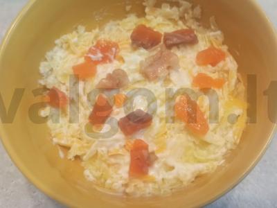 Šventinis salotas su raudona žuvimi pagrindine nuotrauka