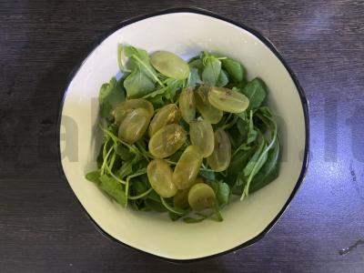 Rukolos salotos su vynuogėmis ir dorblu sūriu Žingsnis 2