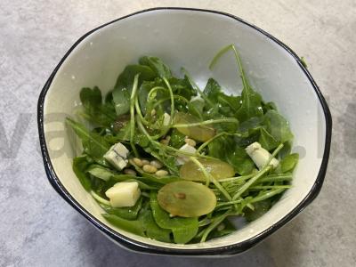 Rukolos salotos su vynuogėmis ir dorblu sūriu pagrindine nuotrauka