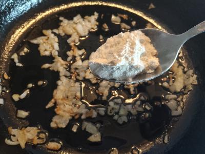 Grietinės ir svogūnų padažas Žingsnis 3