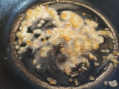 Grietinės ir svogūnų padažas Žingsnis 4