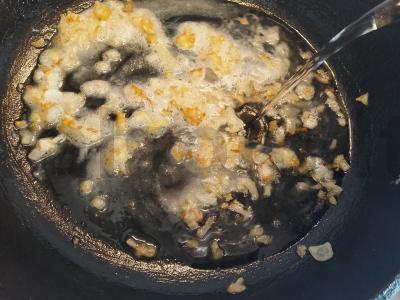 Grietinės ir svogūnų padažas Žingsnis 5