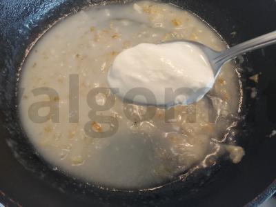 Grietinės ir svogūnų padažas Žingsnis 6