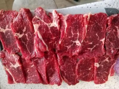 Jautienos bifšteksas grietinėlėje Žingsnis 1