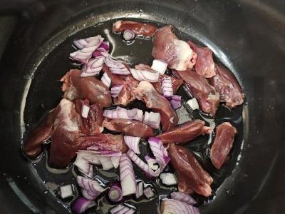 Vegetariškas plovas su kalakutų širdelėmis lėtoje viryklėje Žingsnis 1