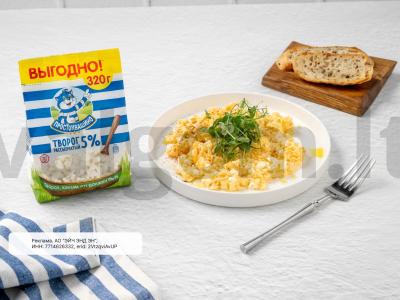 Baltymų skramblys su varške pagrindine nuotrauka