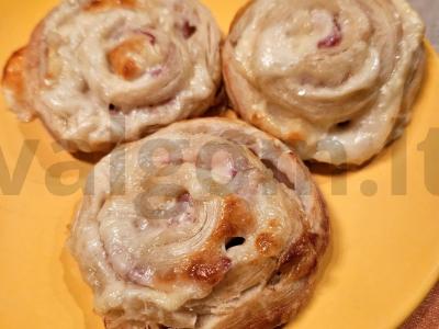 Sluoksniuotos sraigės su mocarela ir bekonu pagrindine nuotrauka