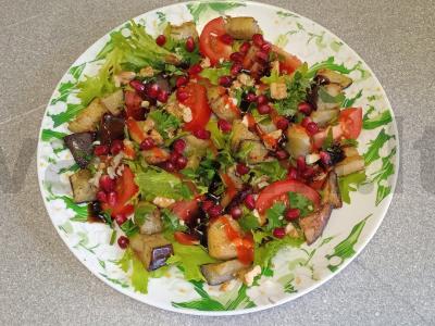 Salotas su traškiais baklažanais ir graikiniais riešutais pagrindine nuotrauka