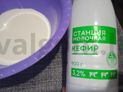 Blynai ant kefyro su grietine ir juodųjų serbentų uogiene Žingsnis 1