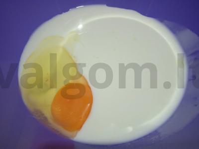 Blynai ant kefyro su grietine ir juodųjų serbentų uogiene Žingsnis 2