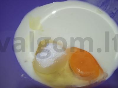 Blynai ant kefyro su grietine ir juodųjų serbentų uogiene Žingsnis 3