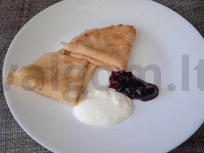 Blynai ant kefyro su grietine ir juodųjų serbentų uogiene pagrindine nuotrauka