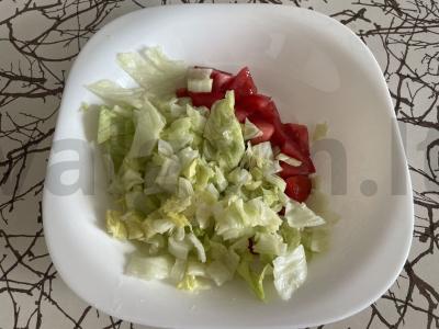 Salotas su pomidorais, sūriu, žalumynais ir sausainiais Žingsnis 1