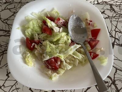 Salotas su pomidorais, sūriu, žalumynais ir sausainiais Žingsnis 2