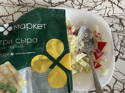 Salotas su pomidorais, sūriu, žalumynais ir sausainiais Žingsnis 3