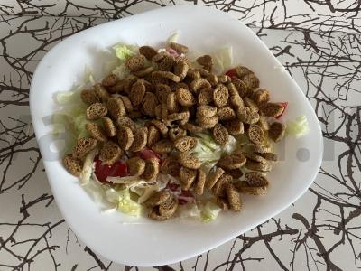 Salotas su pomidorais, sūriu, žalumynais ir sausainiais pagrindine nuotrauka