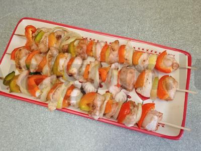 Orkaitėje kepti kalakutienos šašlykai, marinuoti adžikoje pagrindine nuotrauka