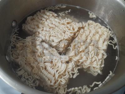 Greitai paruošiama makaronai su kiaušiniu ir dešrelėmis Žingsnis 3