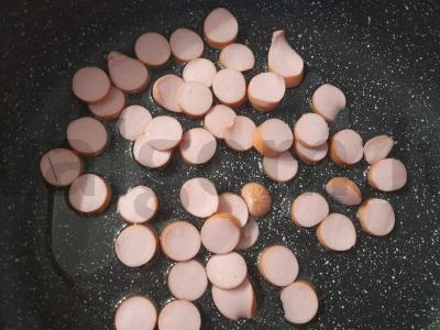 Greitai paruošiama makaronai su kiaušiniu ir dešrelėmis Žingsnis 4