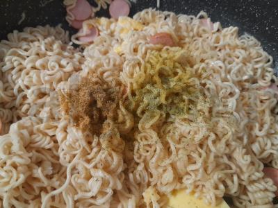 Greitai paruošiama makaronai su kiaušiniu ir dešrelėmis Žingsnis 7