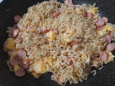 Greitai paruošiama makaronai su kiaušiniu ir dešrelėmis Žingsnis 8