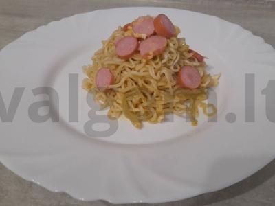 Greitai paruošiama makaronai su kiaušiniu ir dešrelėmis pagrindine nuotrauka