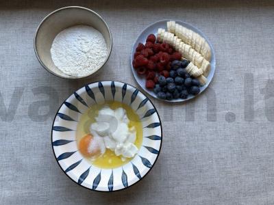 Mini blynai su bananais, uogomis ir medumi Žingsnis 1