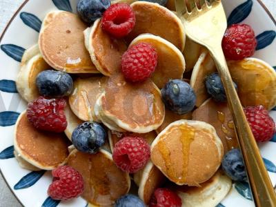 Mini blynai su bananais, uogomis ir medumi pagrindine nuotrauka