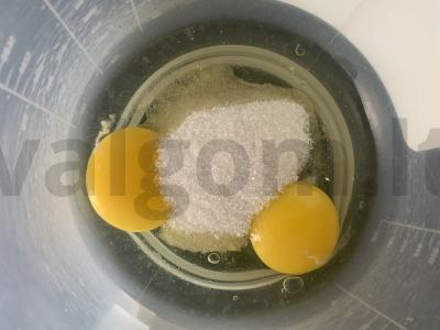 Pyragas su cukatais ir razinomis Žingsnis 1