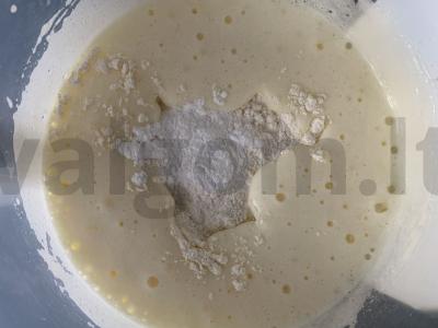 Pyragas su cukatais ir razinomis Žingsnis 3