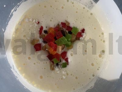 Pyragas su cukatais ir razinomis Žingsnis 4