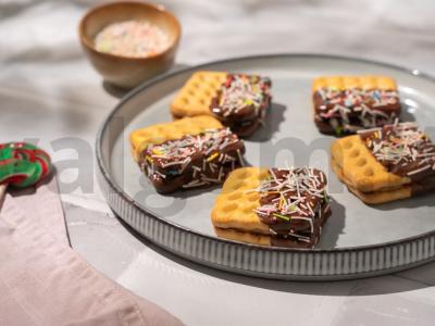 Sausainių sumuštinis su spalvota pabarstymu Žingsnis 4