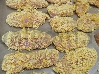 Vištienos filė kukurūzų dribsniuose Žingsnis 4