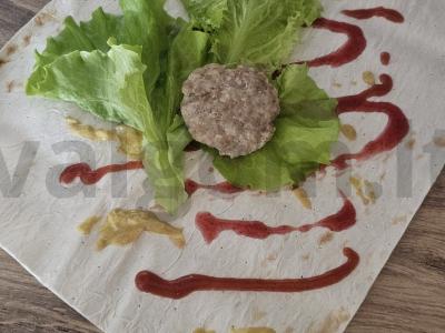Burgeris lavaše su naminiu kotletu ir spanguolių padažu Žingsnis 6