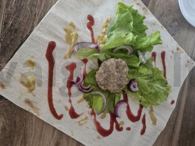 Burgeris lavaše su naminiu kotletu ir spanguolių padažu Žingsnis 7