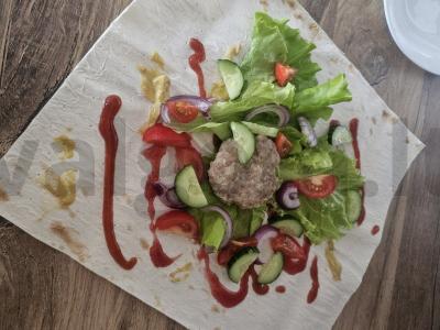 Burgeris lavaše su naminiu kotletu ir spanguolių padažu Žingsnis 8