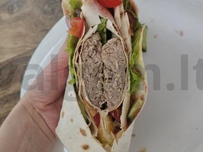 Burgeris lavaše su naminiu kotletu ir spanguolių padažu pagrindine nuotrauka