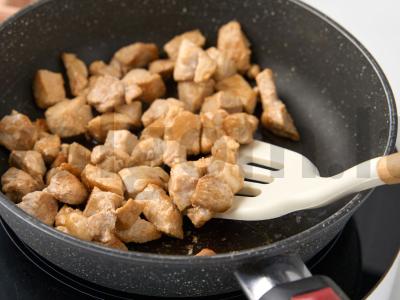 Sotūs ir aromatingas mėsos troškinys su bulvėmis grietinėlės-česnako padaže Žingsnis 1