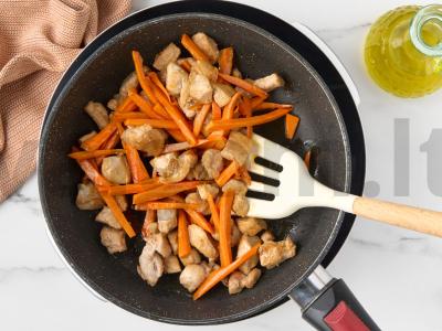 Sotūs ir aromatingas mėsos troškinys su bulvėmis grietinėlės-česnako padaže Žingsnis 2