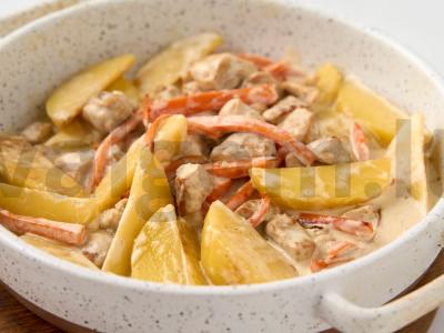 Sotūs ir aromatingas mėsos troškinys su bulvėmis grietinėlės-česnako padaže Žingsnis 5