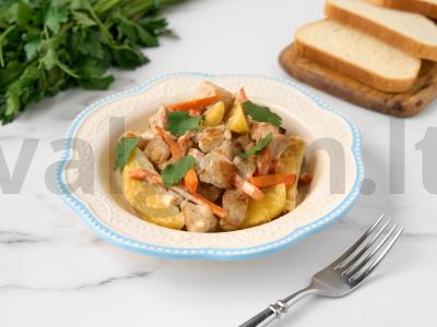 Sotūs ir aromatingas mėsos troškinys su bulvėmis grietinėlės-česnako padaže pagrindine nuotrauka